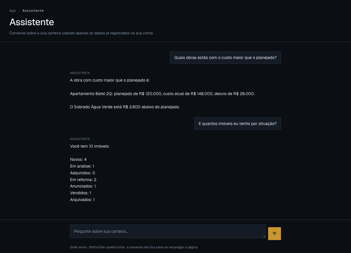 Chat do assistente respondendo quais obras estão acima do custo planejado e quantos imóveis existem por situação